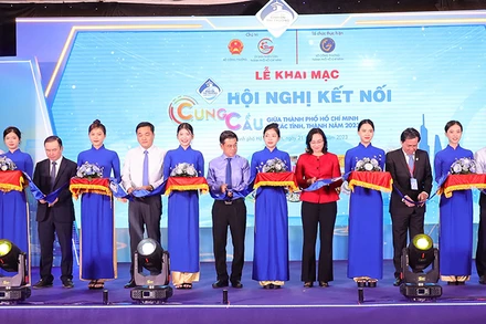 Các đại biểu thực hiện nghi thức khai mạc hội nghị kết nối cung-cầu.