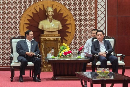 Trưởng Ban Tuyên giáo Trung ương Nguyễn Trọng Nghĩa (phải) tiếp Thống tướng Kun Kim.