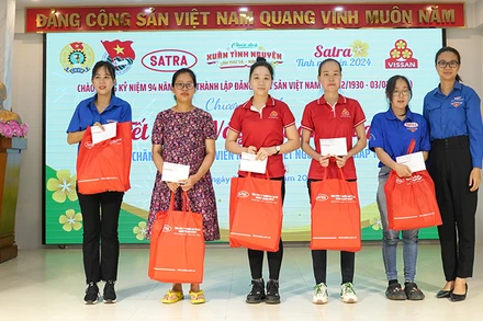 Đại diện Công đoàn SATRA tặng quà các gia đình công nhân có hoàn cảnh khó khăn.