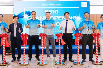 Cắt băng khai trương, đưa vào hoạt động Trung tâm giải trí và chăm sóc thể chất Intel Việt Nam.