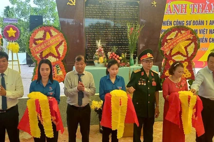 Khánh thành công trình “Đài Vinh danh chiến công-tưởng niệm Anh hùng liệt sĩ" sáng 13/11.