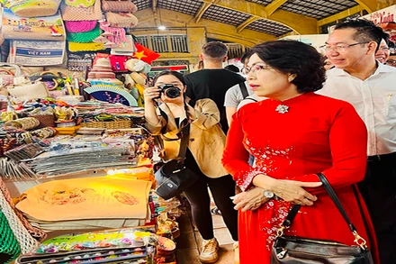 Đoàn lãnh đạo thành phố tham quan Chợ Bến Thành tối ngày 15/12.