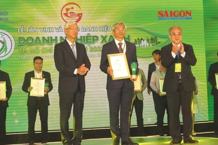Lãnh đạo Ủy ban nhân dân Thành phố Hồ Chí Minh và Ban tổ chức trao giải thưởng “Doanh nghiệp xanh” năm 2023 cho một doanh nghiệp