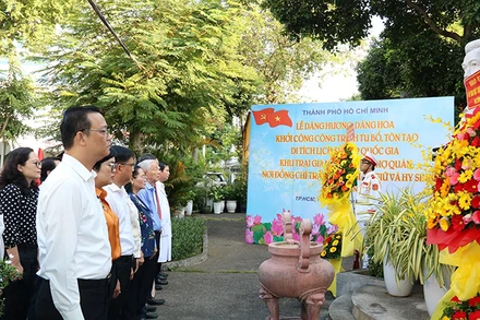 Các đại biểu Thành phố Hồ Chí Minh dâng hoa, dâng hương tưởng niệm đồng chí Trần Phú tại Khu trại giam Bệnh viện Chợ Quán sáng 28/12.