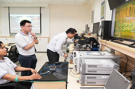Giảng viên và sinh viên tại Phòng thí nghiệm vi mạch và hệ thống cao tầng Trường đại học Bách Khoa (thuộc Đại học Quốc gia Thành phố Hồ Chí Minh).