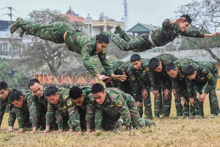 Các chiến đấu viên Lữ đoàn Đặc công Biệt động 1 luyện tập kỹ thuật nhào lộn qua giá nhiều người. (Ảnh Tuyên huấn Binh chủng Đặc công cung cấp)