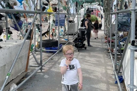 Một em bé xem triển lãm về ô nhiễm nhựa đại dương tại Helsingborg, Thụy Điển, vào ngày 17/6/2022. (Ảnh: Tân Hoa xã)