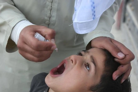 Một em bé được uống vaccine bại liệt tại Kabul, Afghanistan, vào ngày 21/4/2025. (Ảnh: XINHUA)