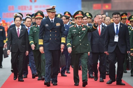 Đại tướng Phan Văn Giang, Ủy viên Bộ Chính trị, Phó Bí thư Quân ủy Trung ương, Bộ trưởng Quốc phòng và Thượng tướng Đổng Quân, Ủy viên Trung ương Đảng Cộng sản Trung Quốc, Bộ trưởng Quốc phòng Trung Quốc tại lễ đón.