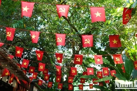 Đà Nẵng trang trí rực rỡ chào mừng ngày Thống nhất đất nước. (Ảnh: THANH TÂM)