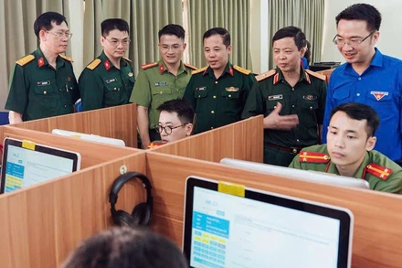 Đại diện Trung ương Đoàn và các đơn vị liên quan tham quan khu vực tranh tài hưởng ứng Cuộc thi Olympic tiếng Anh dành cho cán bộ trẻ năm 2024.