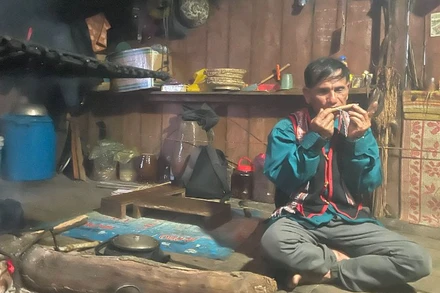 Nghệ nhân Ưu tú A Lễ (bản Kon Chênh, xã Măng Cành, huyện Kon Plông, tỉnh Kon Tum) ở lĩnh vực nghệ thuật trình diễn dân gian. (Ảnh: NGỌC LIÊN)