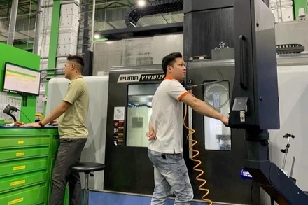 Hoạt động sản xuất của doanh nghiệp tại Khu công nghệ cao Hòa Lạc. (Ảnh: HÀ LINH)