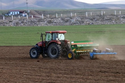 Một người nông dân vận hành máy nông nghiệp trên cánh đồng ở Ankara, Thổ Nhĩ Kỳ, ngày 23/4/2024. (Ảnh: TÂN HOA XÃ)