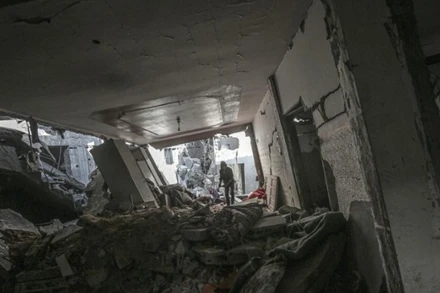 Một ngôi nhà bị phá hủy sau cuộc không kích của Israel tại thành phố Gaza vào ngày 26/4/2025. (Ảnh: XINHUA)