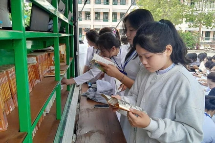 Các em học sinh ở huyện biên giới Bù Đốp đọc sách tại thư viện lưu động.