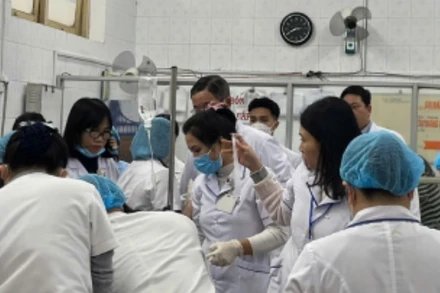 Y bác sĩ Trung tâm Y tế thị xã Hương Thủy khẩn trương cấp cứu nhưng bé đã tử vong ngoại viện.