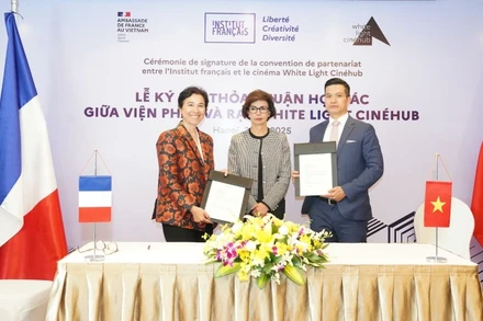 Đại diện Viện Pháp và White Light Cinéhub ký kết Biên bản Thỏa thuận với sự chứng kiến của Bộ trưởng Bộ Văn hóa Pháp Rachida Dati (người đứng giữa). (Ảnh: Viện Pháp tại Việt Nam)