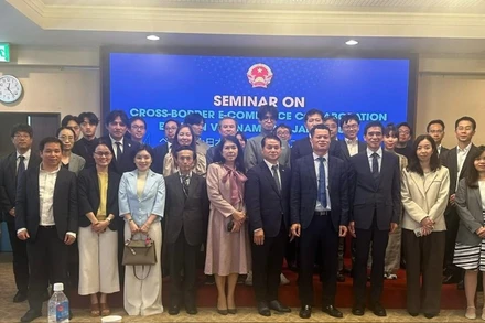 Các đại biểu tham dự Hội thảo chụp ảnh kỷ niệm. (Ảnh: Thương vụ Việt Nam tại Nhật Bản)