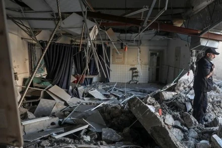 Tòa nhà bị phá hủy sau cuộc không kích của Israel xuống thành phố Gaza ngày 13/4/2025. (Ảnh: THX/TTXVN)