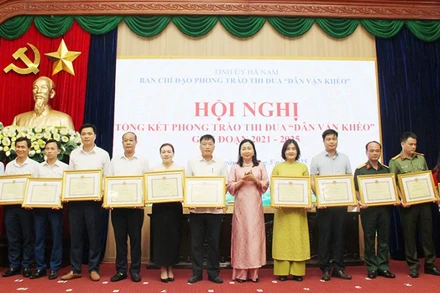 Đồng chí Đinh Thị Lụa, Phó Bí thư Thường trực Tỉnh ủy Hà Nam tặng Bằng khen của Chủ tịch Ủy ban nhân dân tỉnh cho các tập thể xuất sắc.