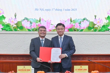 Phó Thủ tướng Lê Thành Long trao quyết định bổ nhiệm Thứ trưởng Tư pháp cho đồng chí Nguyễn Thanh Tú. (Ảnh: THU HẰNG)