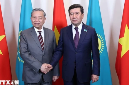 Tổng Bí thư Tô Lâm hội kiến Chủ tịch Hạ viện Kazakhstan kiêm Chủ tịch Đảng Amanat (cầm quyền) Yerlan Koshanov. (Ảnh: TTXVN)