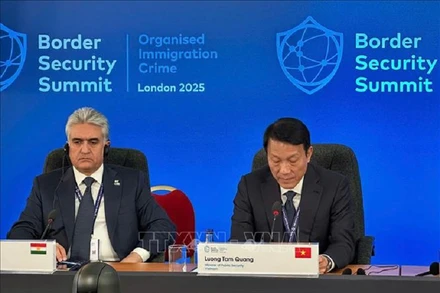 Bộ trưởng Công an Lương Tam Quang (phải) dự và phát biểu tại Hội nghị. (Ảnh: TTXVN)