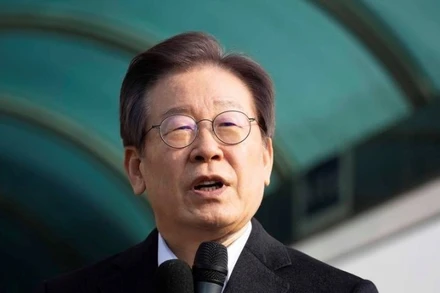 Ông Lee Jae Myung phát biểu trước khi rời Bệnh viện Đại học Quốc gia Seoul ở Seoul, Hàn Quốc, ngày 10/1/2024. (Ảnh: XINHUA)