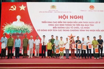 Đồng chí Trương Quốc Huy, Bí thư Tỉnh ủy, Chủ tịch Ủy ban nhân dân tỉnh, Trưởng Đoàn đại biểu Quốc hội tỉnh Hà Nam, và lãnh đạo Cục C06, Bộ Công an, tặng quà các thân nhân gia đình liệt sĩ tỉnh.