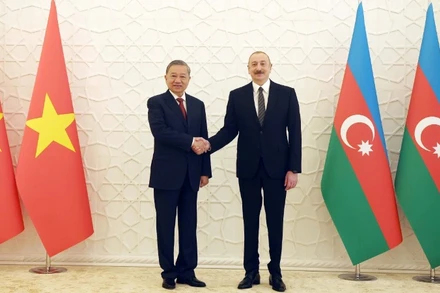 Tổng Bí thư Tô Lâm và Tổng thống Azerbaijan Ilham Aliyev chụp ảnh chung. (Ảnh: Thống Nhất/TTXVN)