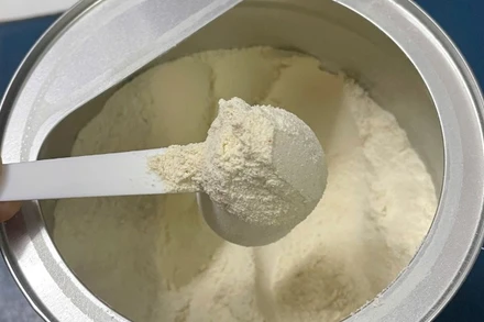 Nhiều phụ huynh hoang mang, lo lắng khi cho con uống nhầm sữa giả. (Ảnh: THÚY QUỲNH)