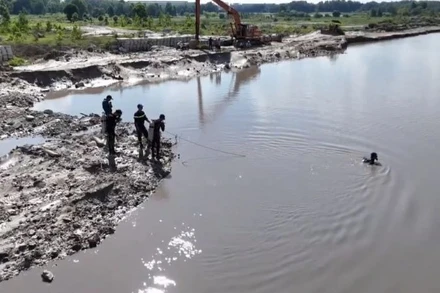 Lực lượng cứu nạn cứu hộ Công an tỉnh Bình Dương lặn tìm kiếm nạn nhân. 