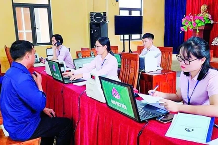 Các hộ đồng bào dân tộc thiểu số giao dịch vay vốn tại Điểm giao dịch của Ngân hàng Chính sách xã hội tỉnh Yên Bái.