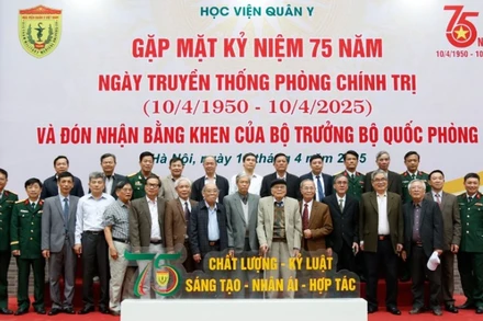 Các đại biểu chụp ảnh lưu niệm.
