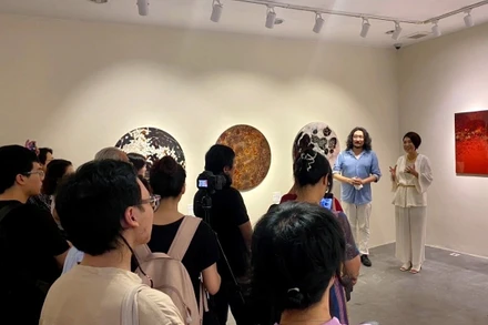 Nữ hoạ sĩ Ando Saeko (ngoài cùng, áo trắng) giao lưu với khán giả tại triển lãm