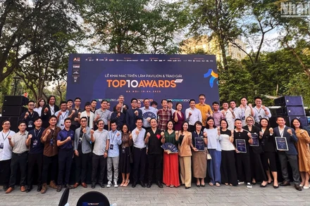 Các tác giả đạt giải chụp ảnh lưu niệm cùng Ban tổ chức, Hội đồng giám khảo và nhà tài trợ.