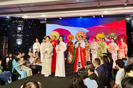 Màn trình diễn tôn vinh vẻ đẹp văn hoá qua áo dài Việt Nam và kimono Nhật Bản