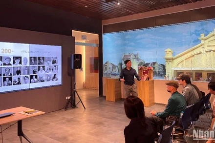 Nghệ sĩ thị giác Thế Sơn chia sẻ tại tọa đàm.