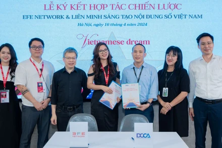 Đại diện hai đơn vị cùng các nhà quản lý, chuyên gia tại buổi ký kết.