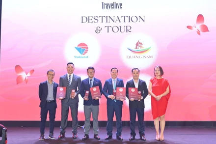 Đại diện ngành du lịch Quảng Nam, công ty Vietravel nhận vinh danh điểm đến và tour ấn tượng của HOTLIST 2024. 
