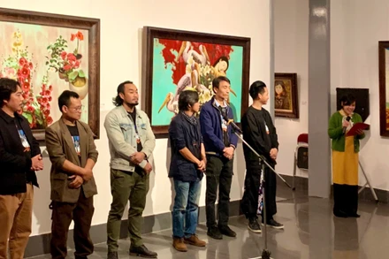 Nhóm hoạ sĩ Anh em giao lưu, cảm ơn khán giả.