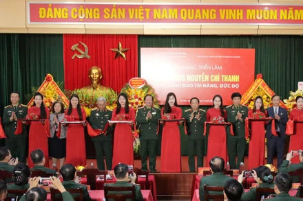 Các đại biểu cắt băng khai mạc triển lãm "Đại tướng Nguyễn Chí Thanh - Nhà lãnh đạo tài năng, đức độ". (Ảnh: Bảo tàng Lịch sử Quân sự Việt Nam)