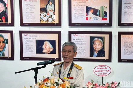 Đại tá, nhà báo, nghệ sĩ nhiếp ảnh Trần Hồng phát biểu khai mạc triển lãm.