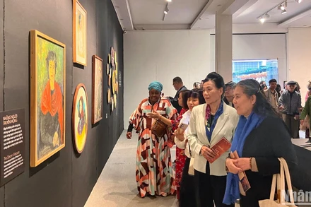 Triển lãm thu hút đông đảo khách tham quan trong ngày đầu mở cửa.