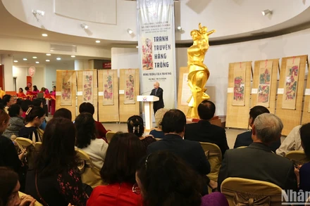 Hoạ sĩ Phan Ngọc Khuê giới thiệu về bộ tranh tại triển lãm.