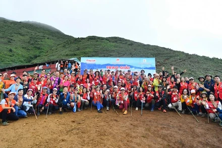 Các vận động viên và thành viên Ban tổ chức chụp ảnh lưu niệm sau khi kết thúc cuộc tranh tài.