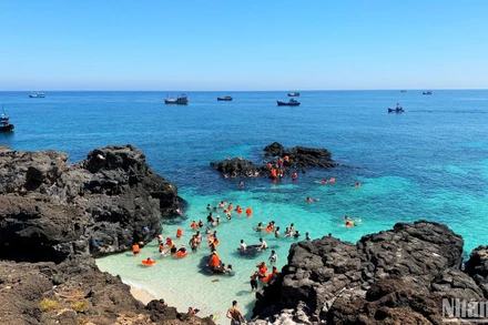 Du khách thư giãn giữa thiên nhiên tuyệt đẹp ở đảo An Bình (đảo Bé).