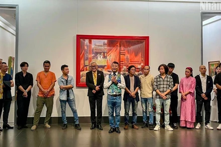 Hoạ sĩ Ngô Trần Vũ phát biểu tại khai mạc triển lãm.