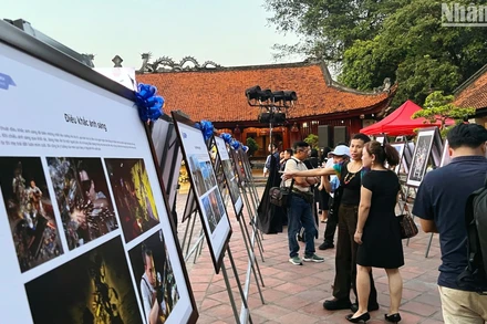 Triển lãm thu hút người dân và du khách tham quan trong buổi khai mạc.